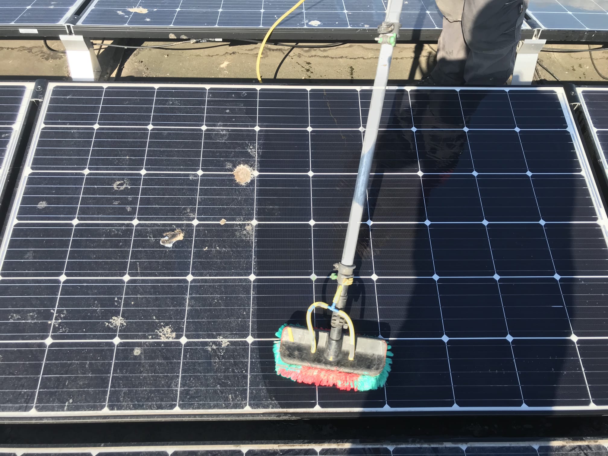 Zonnepanelen worden gereinigd op een dak